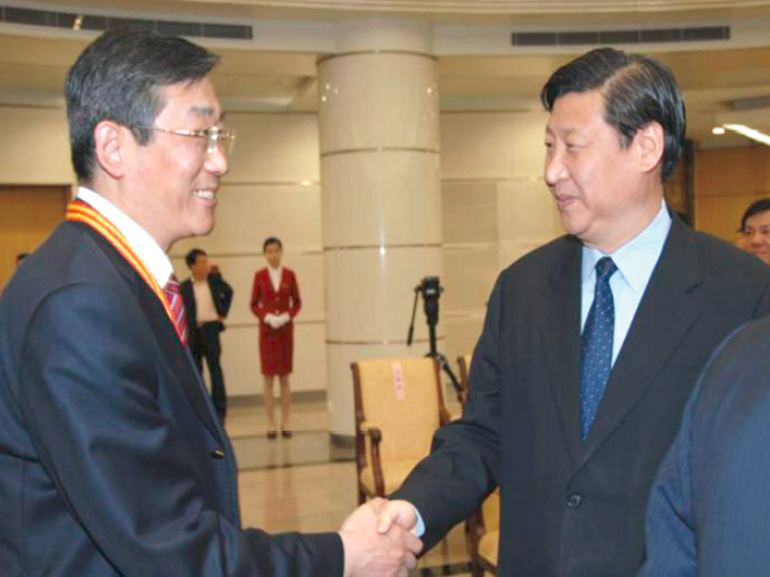  2007年時(shí)任上海市委書記習(xí)近平接見“第二屆上海市優(yōu)秀中國特色社會主義事業(yè)建設(shè)者”代表華黎