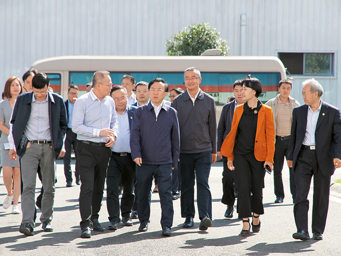  2018年成都市委常委、常務(wù)副市長謝瑞武帶隊(duì)蒞臨新筑股份，實(shí)地調(diào)研內(nèi)嵌式中低速磁浮系統(tǒng)